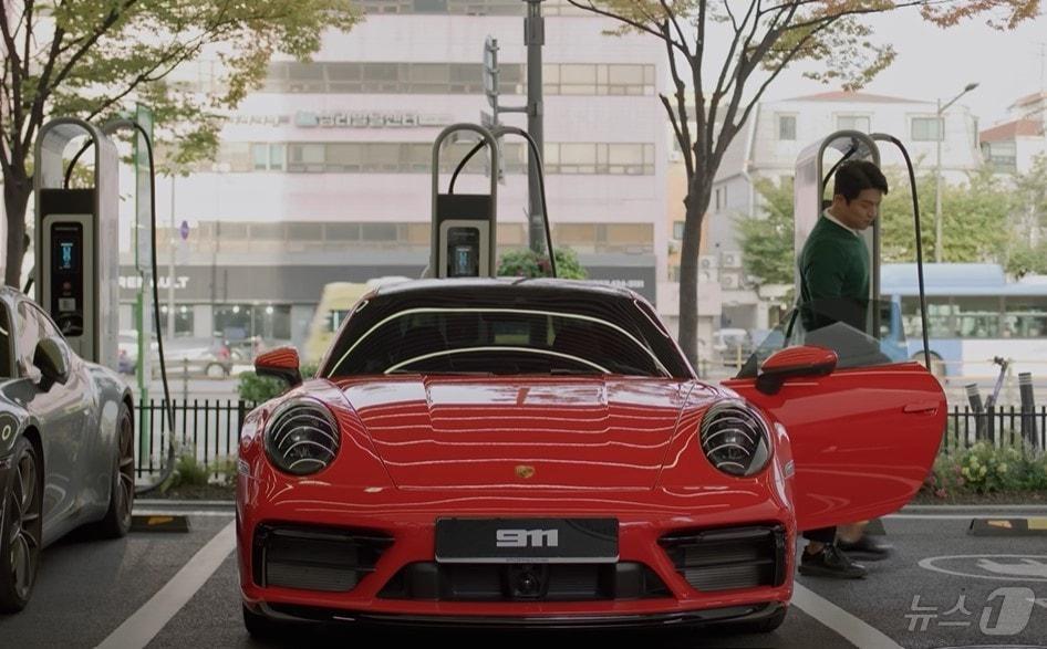 본문 이미지 - 포르쉐코리아의 안성재 광고 영상.(영상 갈무리) 