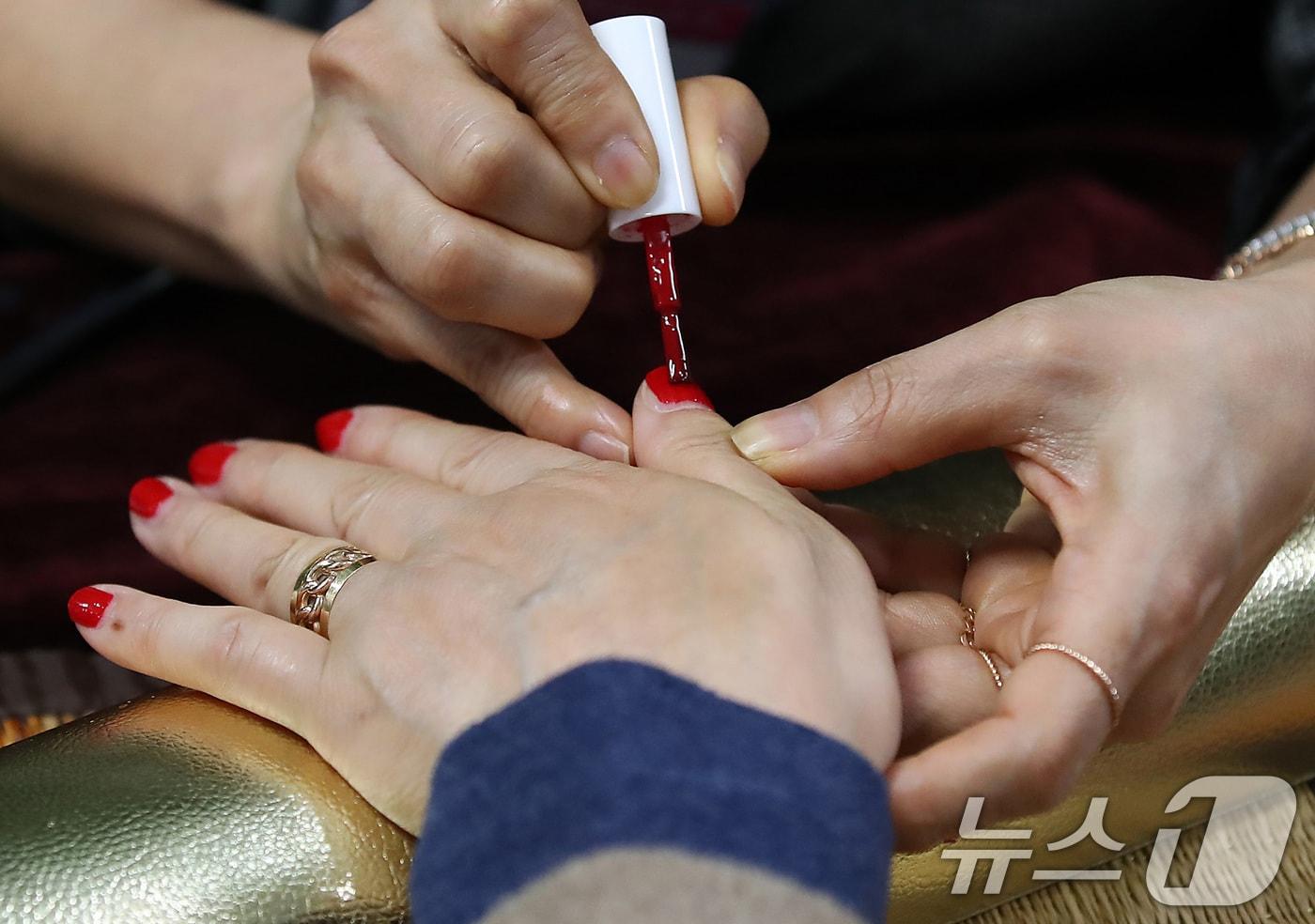 손톱에 화장품을 바르는 모습. ⓒ News1 공정식 기자