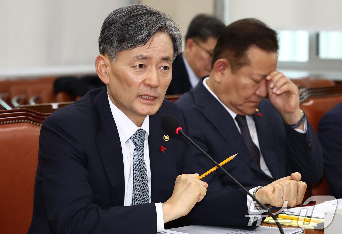 조지호 경찰청장이 서울 여의도 국회에서 열린 비상계엄 관련 행정안전위원회 전체회의에서 계엄 사태에 관한 질의에 답변하고 있다. 오른쪽은 이상민 행정안전부 장관. 2024.12.5/뉴스1 ⓒ News1 김민지 기자