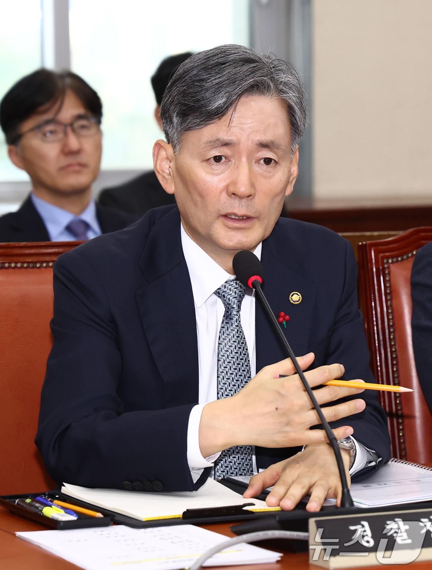 본문 이미지 - 조지호 경찰청장이 5일 오후 서울 여의도 국회에서 열린 비상계엄 관련 행정안전위원회 전체회의에서 계엄 사태에 관한 질의에 답변하고 있다. 2024.12.5/뉴스1 ⓒ News1 김민지 기자