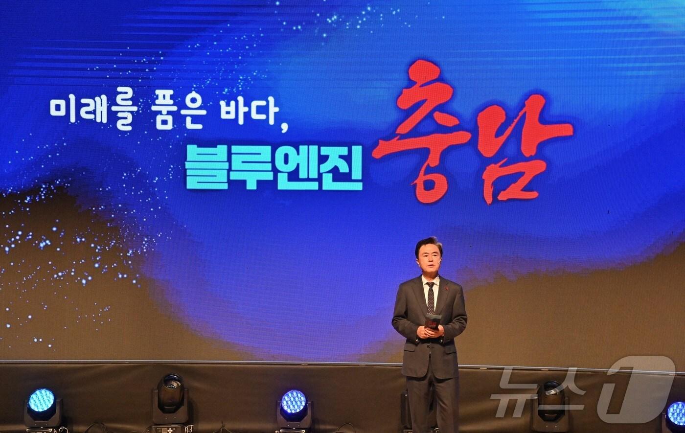 본문 이미지 - 김태흠 충남지사가 당진시청에서 열린 충남 해양수산 미래 비전 선포식에서 5대 전략을 발표하고 있다.(충남도 제공) /뉴스1