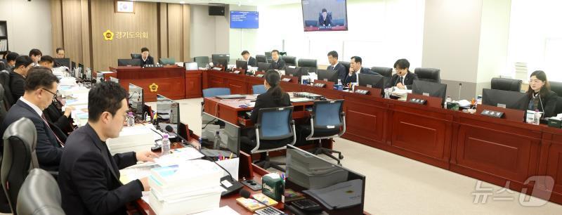 본문 이미지 - 경기도의회 예산결산특별위원회의 5일 ‘2025년도 경기도 예산안’ 심사가 사전업무보고 미실시를 이유로 정회하는 등 파행을 빚었다.(경기도의회 예결위 제공)/