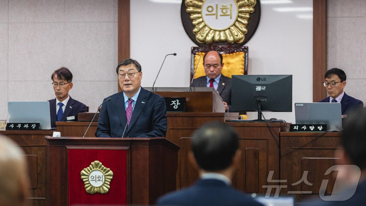 김윤철 합천군수가 5일 군의회 본회의장에서 내년도 예산안과 관련해 시정연설을 하고 있다(합천군 제공). 2024.12.5