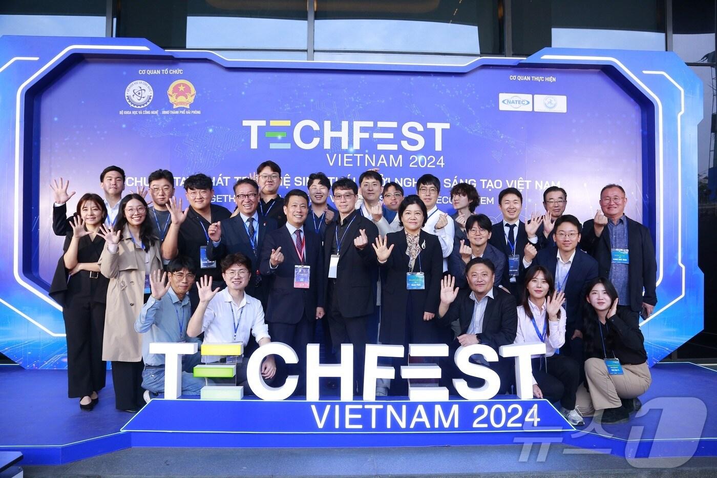 대전창조경제혁신센터가 지원하는 스타트업이 테크페스트 베트남 2024에 참가해 기념촬영을 하고 있다.(대전혁신센터 제공)/뉴스1