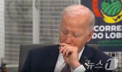 본문 이미지 - 조 바이든 대통령이 아프리카 정상들과의 회동 자리에서 조는 모습이 포착됐다. 출처= 야후뉴스 캡처