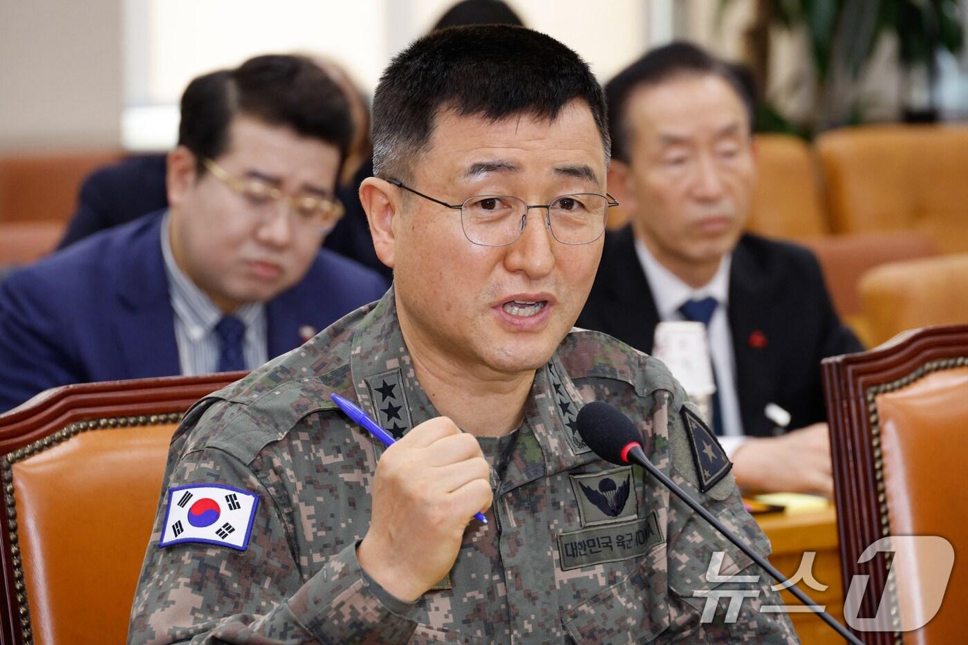 계엄사령관을 맡았던 박안수 육군참모총장이 5일 오후 서울 여의도 국회에서 열린 국방위원회 전체회의 비상계엄 선포 경과 및 병력동원 관련 현안질의에 출석, 의원 질의에 답하고 있다. 2024.12.5/뉴스1 ⓒ News1 안은나 기자