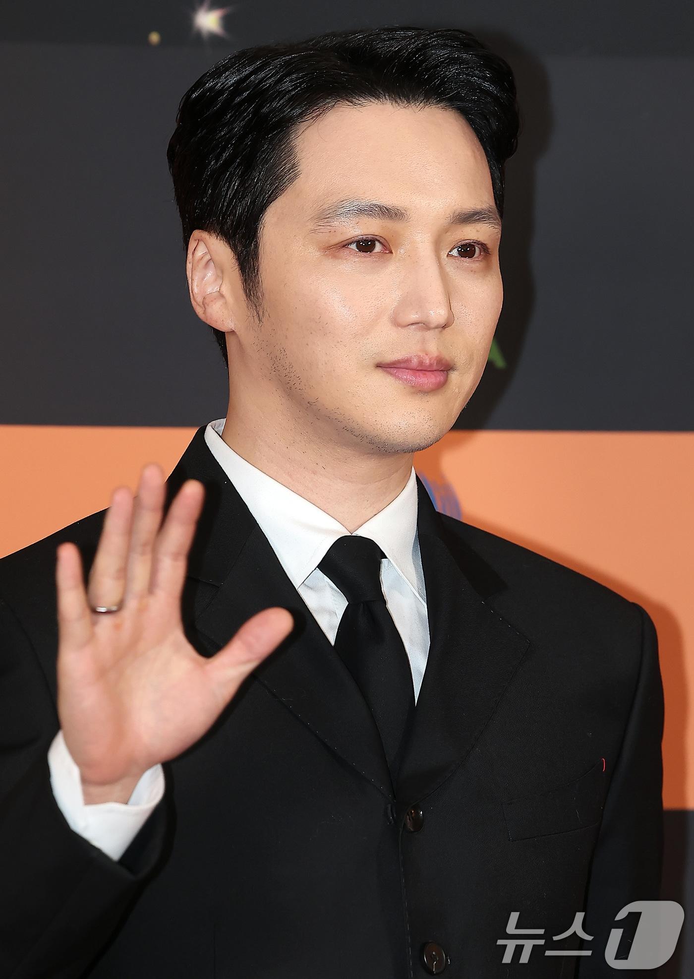 본문 이미지 - 배우 변요한이 5일 오후 서울 중구 소공동 롯데호텔 크리스탈볼륨에서 열린 2024 서울국제영화대상 시상식 레드카펫에 참석해 포즈를 취하고 있다. 2024.12.5/뉴스1 ⓒ News1 김진환 기자