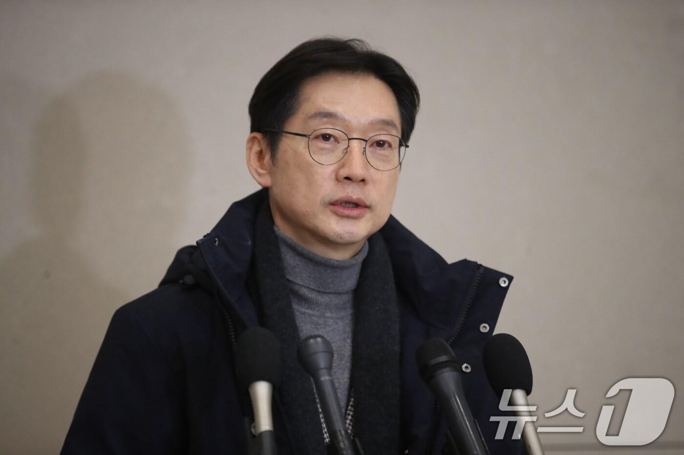 본문 이미지 - 독일에서 유학 중이던 김경수 전 경남도지사가 5일 오후 인천국제공항을 통해 귀국해 인터뷰를 하고 있다. 앞서 김 전 지사는 비상계엄 선포와 관련해 당초 귀국 일정을 앞당겨 즉시 귀국을 결정했다. 2024.12.5/뉴스1 ⓒ News1 이승배 기자