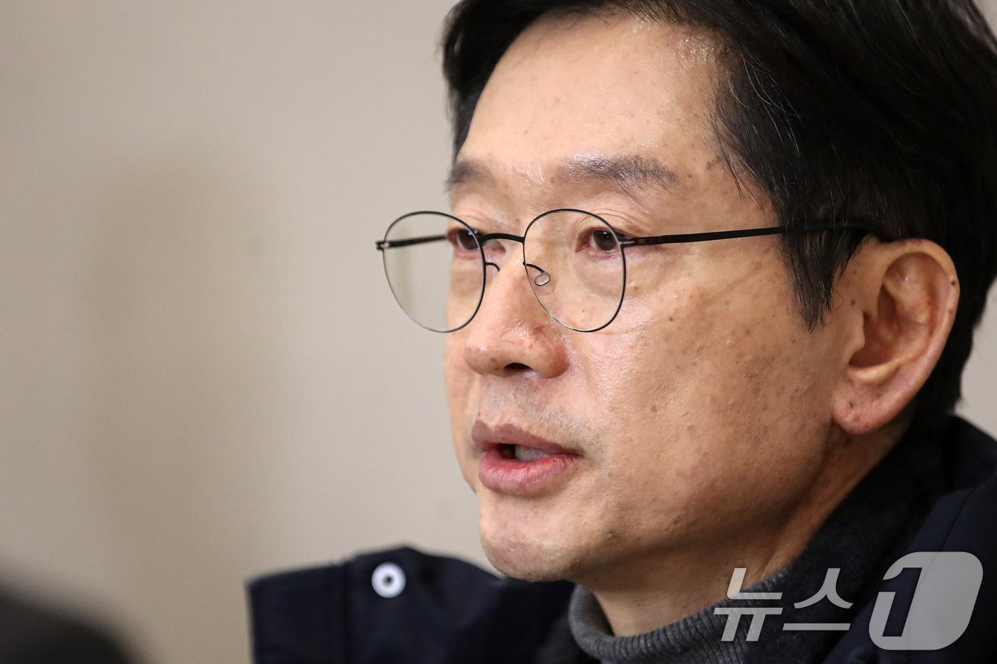 본문 이미지 - 독일에서 유학 중이던 김경수 전 경남도지사가 5일 오후 인천국제공항을 통해 귀국해 입장을 밝히고 있다. 앞서 김 전 지사는 비상계엄 선포와 관련해 당초 귀국 일정을 앞당겨 즉시 귀국을 결정했다. 2024.12.5/뉴스1 ⓒ News1 이승배 기자