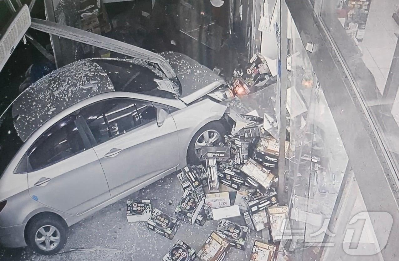 본문 이미지 - 4일 오후 9시 50분쯤 전남 순천시 인제동의 한 도로에서 승용차가 마트로 돌진한 모습.&#40;독자 제공&#41;2024.12.5/뉴스1