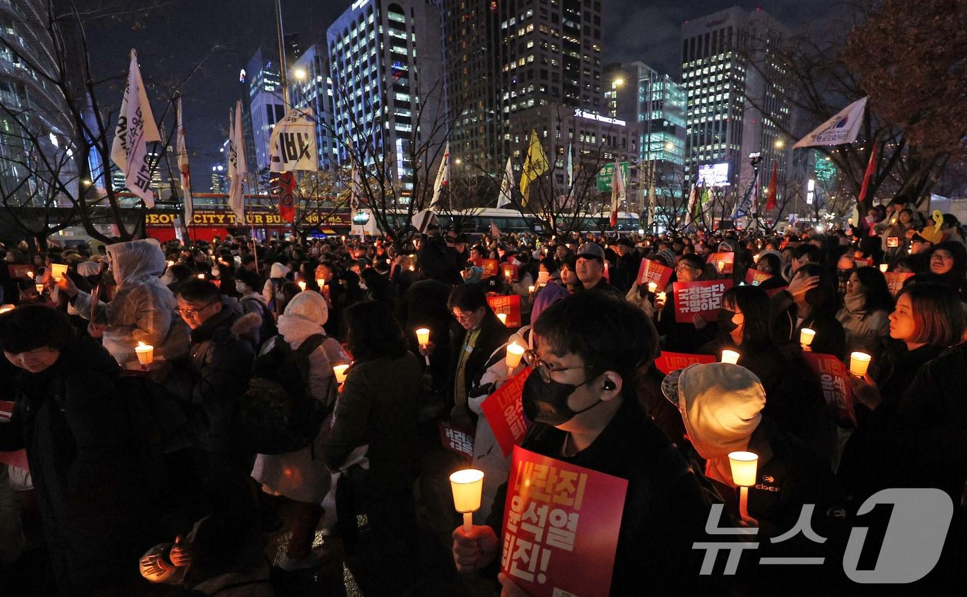 본문 이미지 - 5일 오후 서울 종로구 동화면세점 앞에서 열린 윤석열 대통령 퇴진 촉구 집회에 참가한 시민들이 촛불을 들고 정권 퇴진을 촉구하고 있다. 2024.12.5/뉴스1 ⓒ News1 장수영 기자