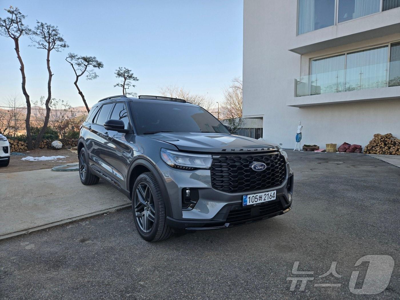 본문 이미지 - 더 뉴 포드 익스플로러 ST-라인 앞모습. 2024.12.04/뉴스1 ⓒ News1 김성식 기자