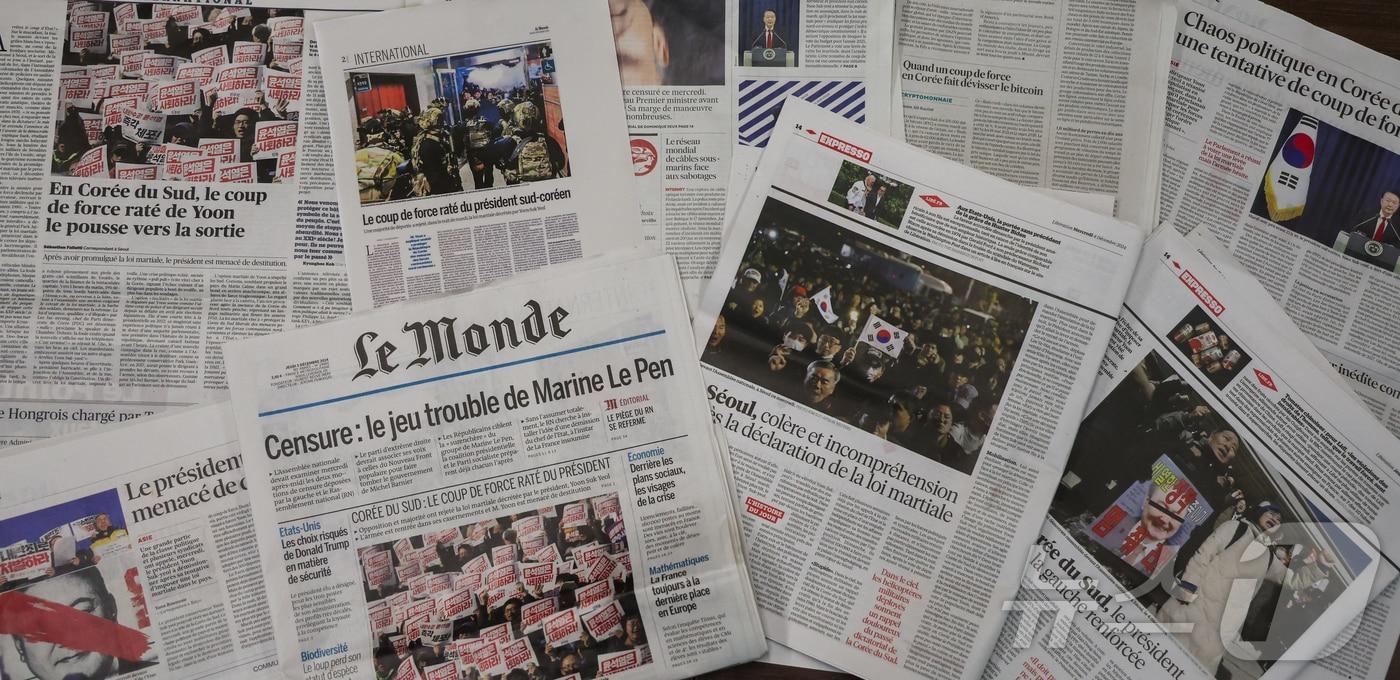 5일(현지 시간) 르몽드, 르 피가로, 리베라시옹, 레제코 등 프랑스 유력 일간지들이 윤석열 대통령의 계엄령 선포 관련 소식을 1면과 국제면 등 주요 지면을 통해 이틀 동안 집중적으로 보도하고 있다. 2024.12.5 / 뉴스1 ⓒ News1 이준성 기자