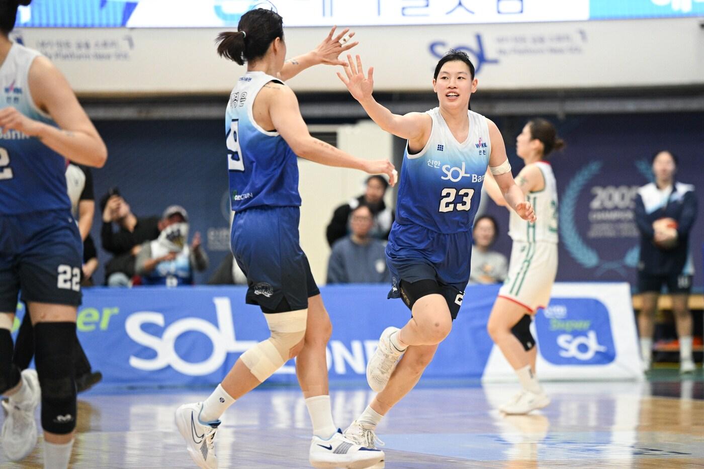 본문 이미지 - 인천 신한은행의 홍유순(오른쪽)과 이경은. (WKBL 제공)