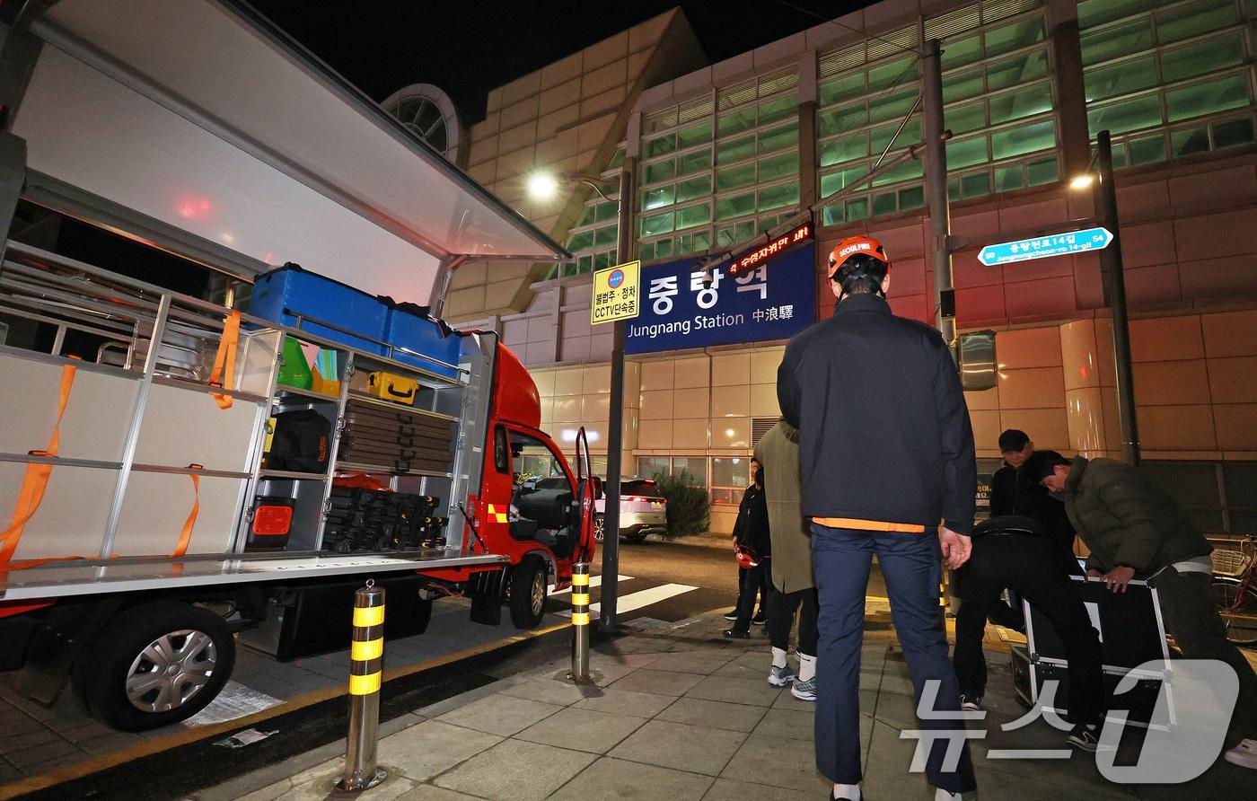 전국철도노동조합(철도노조)이 총파업에 돌입한 5일 저녁 지하철 경의중앙선 열차가 정전이 나 멈추는 사고가 발생 한 가운데 사고 수습을 마친 서울 중랑구 중랑역에서 소방 관계자들이 사고 수습을 마친 뒤 현장을 정리하고 있다. 한국철도공사(코레일)는 이날 오후 7시 18분께 회기역에서 중랑역으로 향하던 지하철 한 대가 정전 사고로 약 20분간 운행이 중지됐다고 밝혔다. 2024.12.5/뉴스1 ⓒ News1 장수영 기자