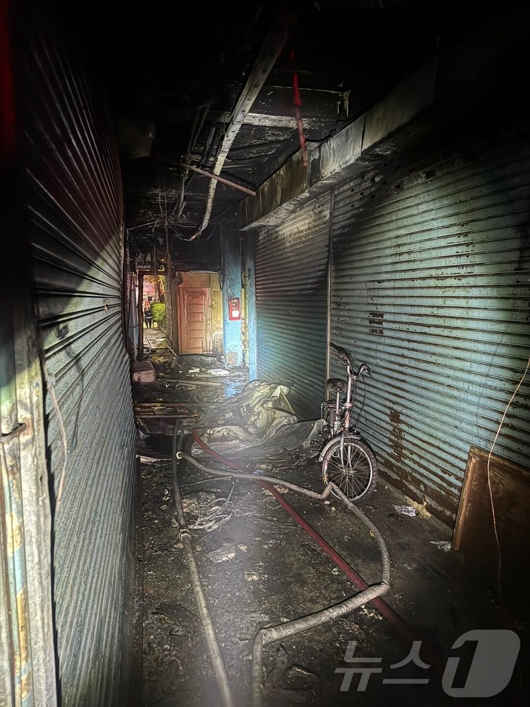 본문 이미지 - 대구 남구 대명동 대명 시장에서 5일 오후 원인을 알 수 없는 불이 나 약 1시간 만에 꺼졌다. (대구소방본부 제공) 2024.12.5/뉴스1