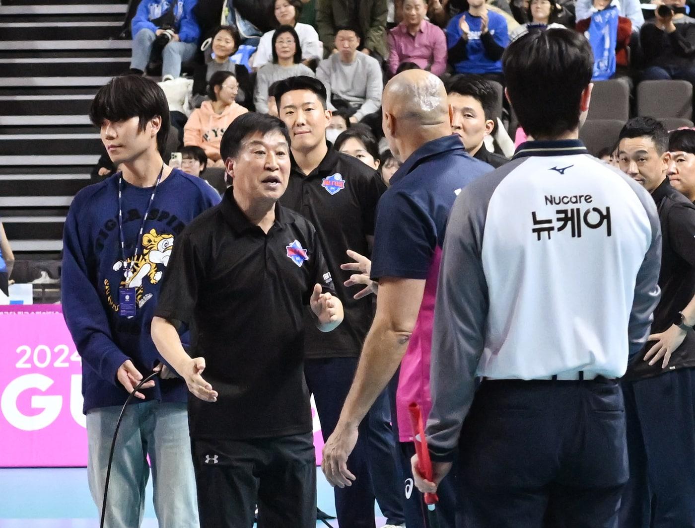 본문 이미지 - 경기 후 대화를 나누는 김호철 감독과 아본단자 감독(KOVO제공) 