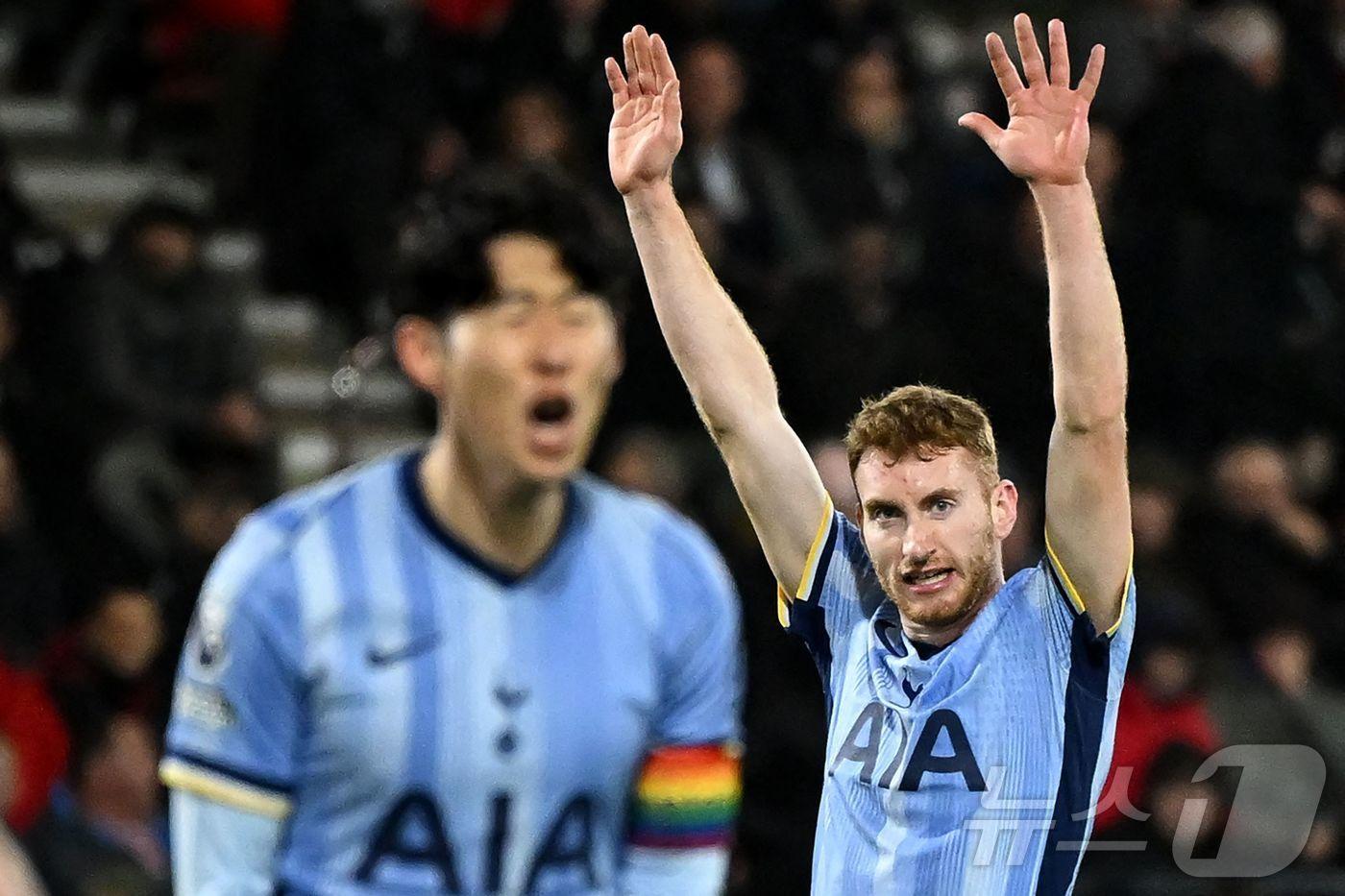 아쉬워하는 손흥민(왼쪽)ⓒ AFP=뉴스1