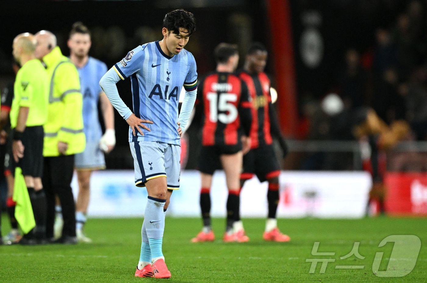 본문 이미지 - 본머스에 패한 뒤 아쉬워하는 손흥민 ⓒ AFP=뉴스1