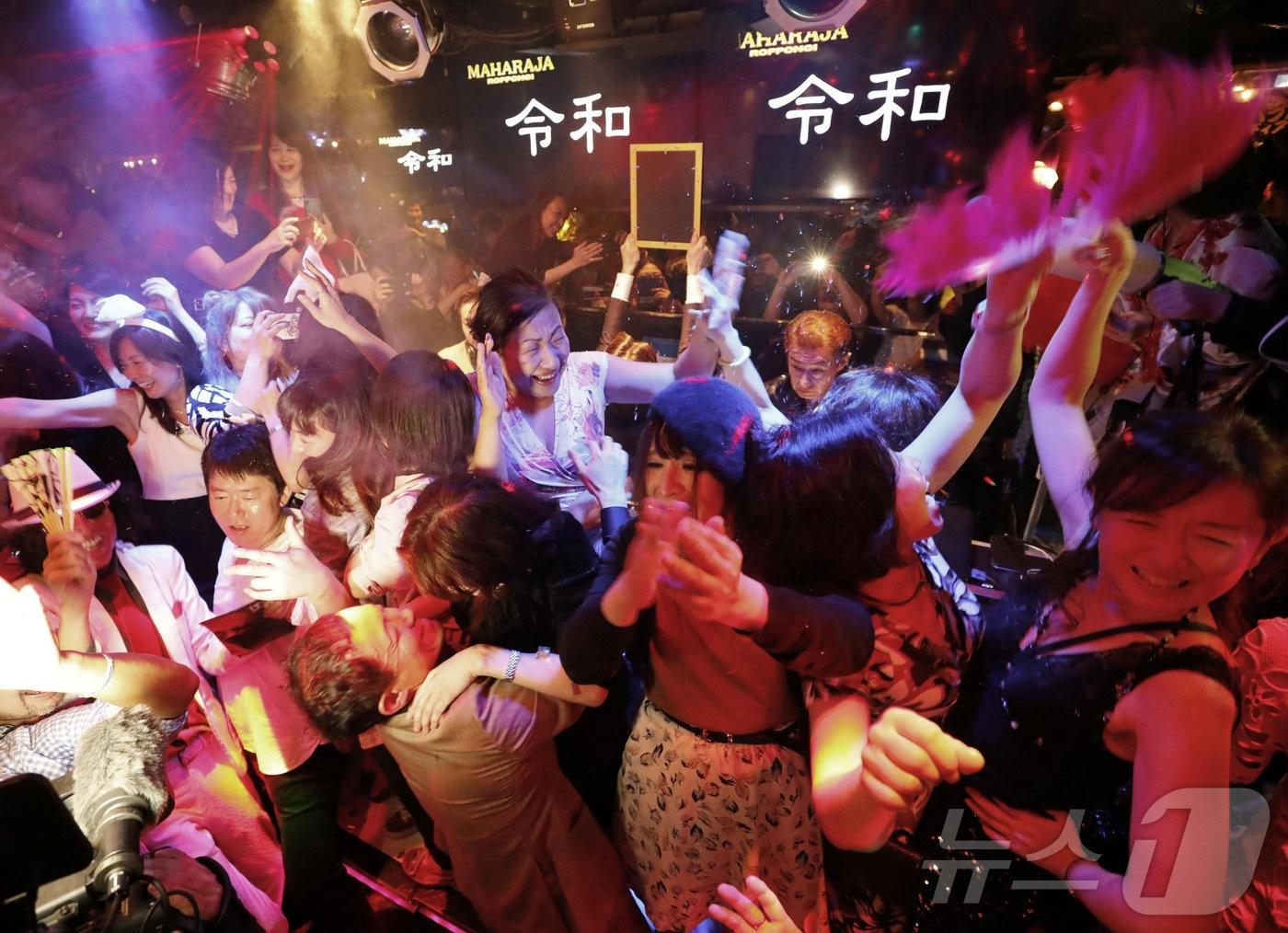 본문 이미지 - 일본 도쿄 미나토구 롯폰기의 한 클럽에서 사람들이 춤을 추고 있다. 2019.05.01 ⓒ 로이터=뉴스1 ⓒ News1 정지윤 기자