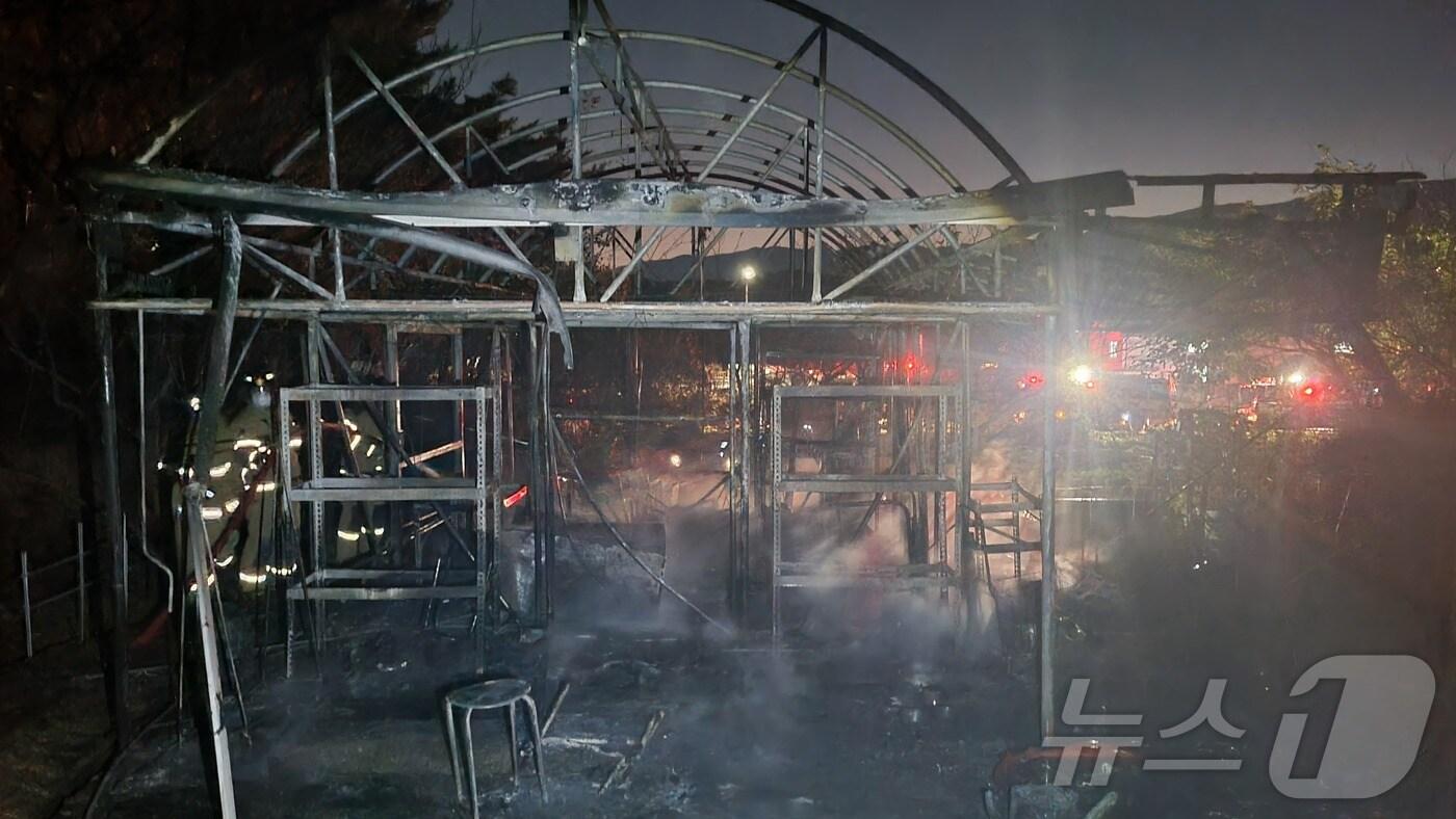 본문 이미지 - 5일 오후 부산 금정구 선동 농막 비닐하우스 화재 현장.(부산소방재난본부 제공)