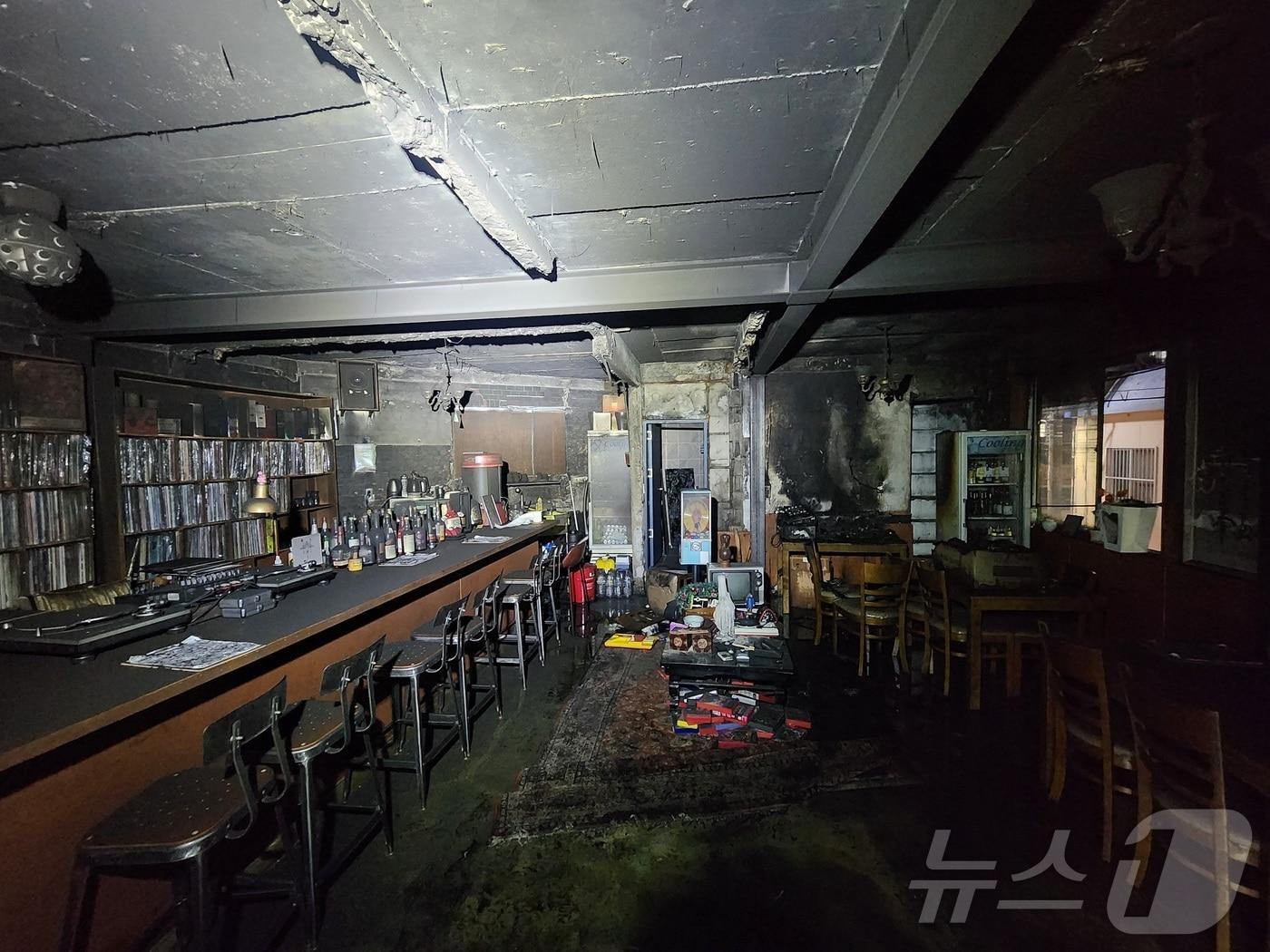 본문 이미지 - 6일 오전 0시 10분쯤 부산 수영구 민락동 한 주점에서 불이 났다.(부산소방재난본부 제공) 
