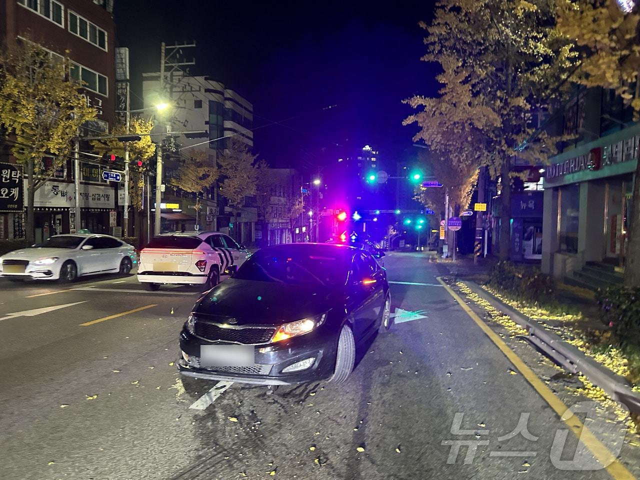 본문 이미지 - 6일 오전 부산 수영구 망미동 교통사고 현장.(부산 연제경찰서 제공)