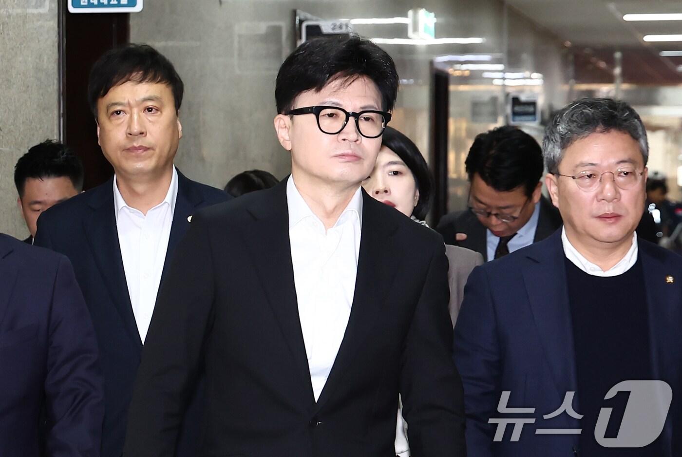 본문 이미지 - 한동훈 국민의힘 대표가 6일 오전 서울 여의도 국회에서 열린 긴급 최고위원회의에 참석하기 위해 이동하고 있다. 2024.12.6/뉴스1 ⓒ News1 김민지 기자