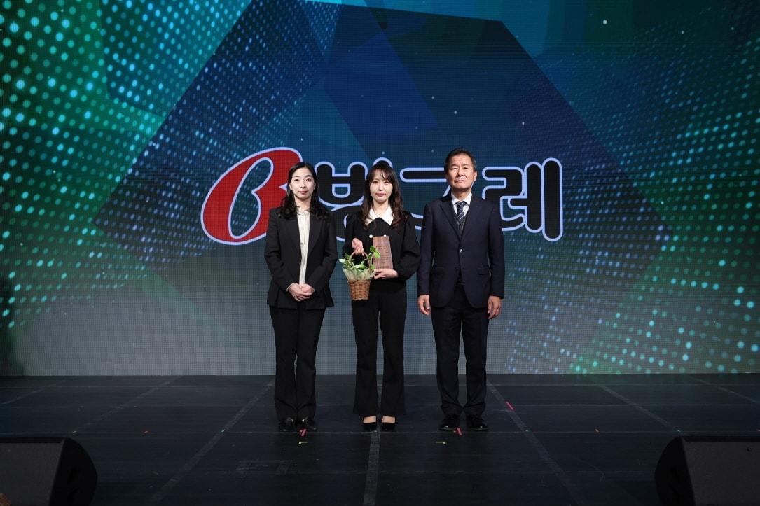 본문 이미지 - (왼쪽부터) 원지영 환경부 기후적응과장, 양혜진 빙그레 마케팅 상무, 이우균 한국기후·환경네트워크 상임대표가 감사패 시상 후 기념촬영을 하고 있다. (빙그레 제공)