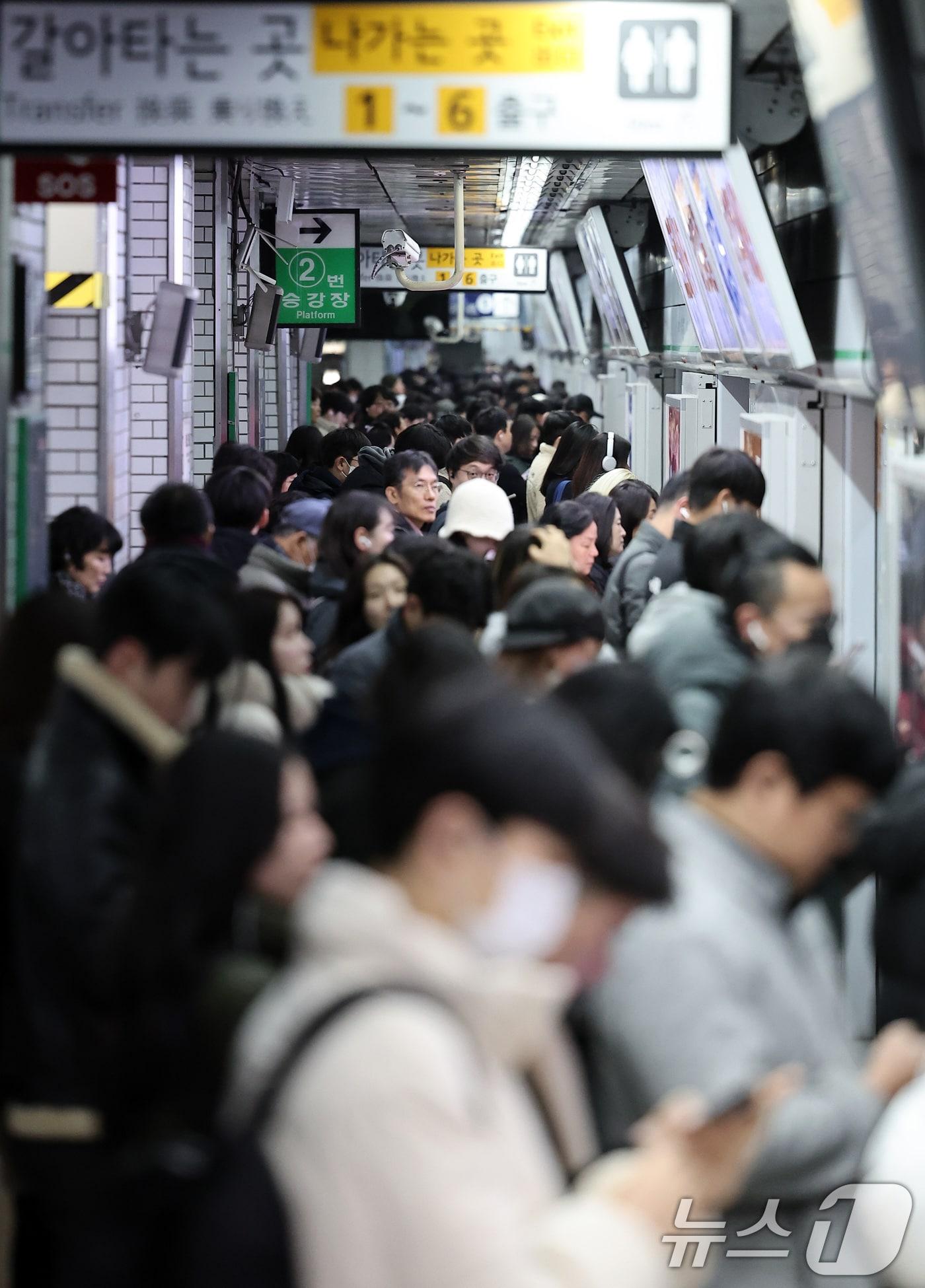 본문 이미지 - 지난해 12월 서울 구로구 지하철 신도림역 승강장에서 시민들이 출근길에 나선 모습. ⓒ News1 김성진 기자