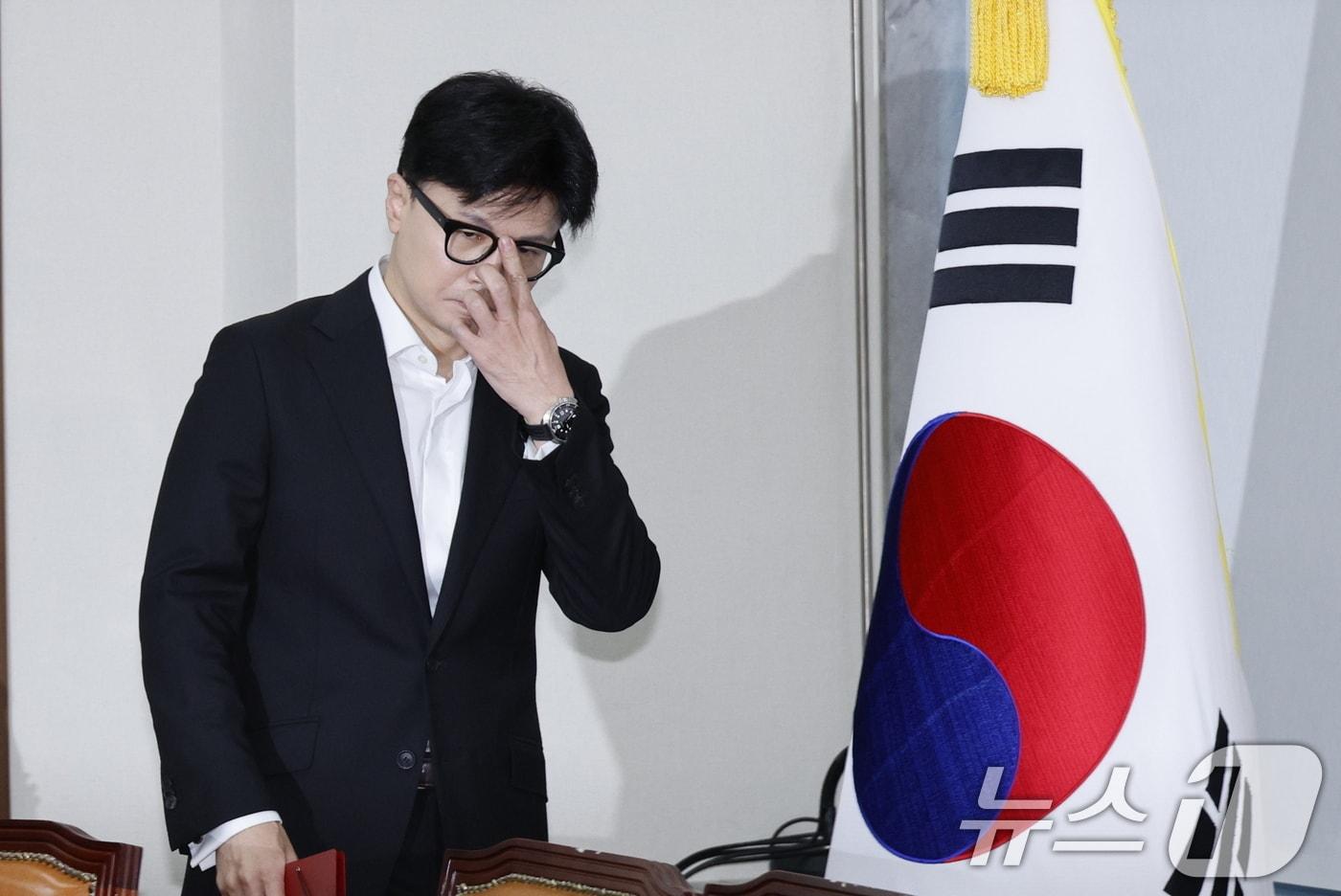 한동훈 국민의힘 대표가 6일 오전 서울 여의도 국회에서 열린 긴급최고위원회의에 참석하고 있다. 한동훈 국민의힘 대표는 이날 회의 모두발언에서 "저는 어제 준비 없는 혼란으로 인한 국민과 지지자의 피해를 막기 위해 이번 탄핵이 통과되지 않게 노력하겠다고 말씀드렸습니다만 새로이 드러나고 있는 사실등을 감안할 때 대한민국과 국민을 지키기 위해 윤석열 대통령의 조속한 직무집행 정지가 필요하다고 판단한다＂고 말했다. 2024.12.6/뉴스1 ⓒ News1 안은나 기자