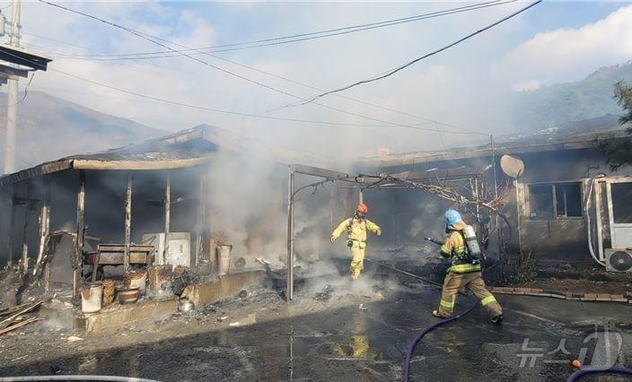본문 이미지 - 5일 오전 9시 30분쯤 경북 청송군 안덕면 복리 한 주택에서 불이나 소방당국이 화재를 진압하고 있다(경북소방본부 제공)2024.12.6/뉴스1