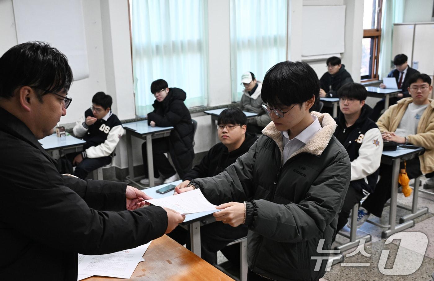 2025학년도 대학수학능력시험&#40;수능&#41; 성적표가 배부된 6일 서울 종로구 동성고등학교에서 학생들이 성적표를 받고 있다. 2024.12.6/뉴스1 ⓒ News1 사진공동취재단