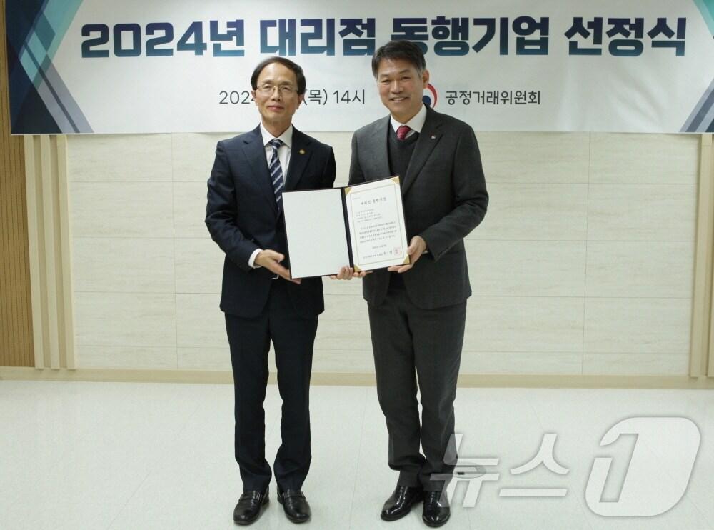 본문 이미지 - 박성근 경동나비엔 경영관리총괄임원&#40;우측&#41;과 공정거래위원회 조홍선 부위원장&#40;좌측&#41;이 기념사진 촬영을 하고 있다. &#40;경동나비엔 제공&#41;