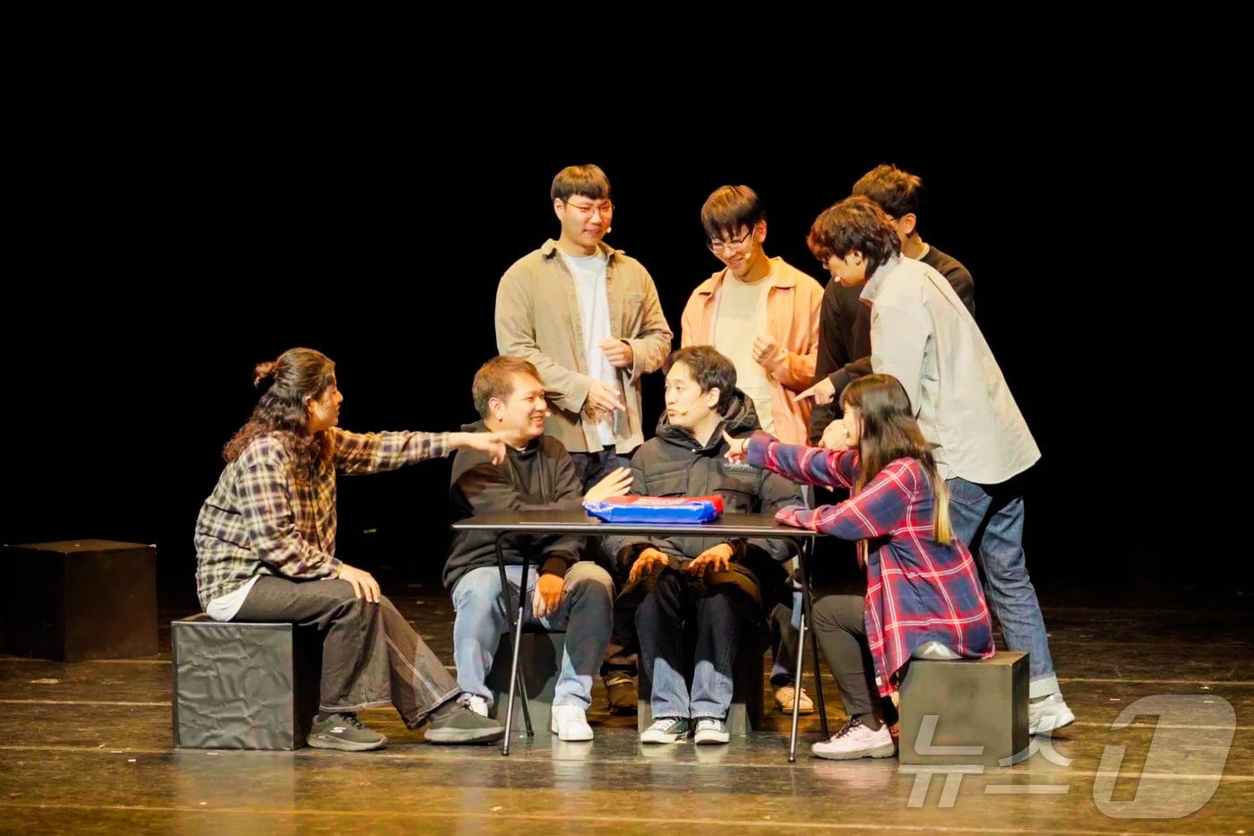 본문 이미지 - 고립은둔 청년 참여 연극 '우리가 우리를' 공연 모습 (청년재단 제공)