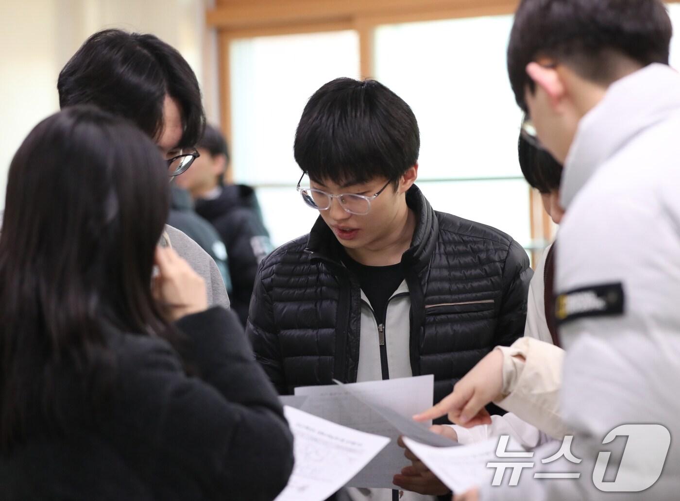 본문 이미지 - 2025학년도 대학수학능력시험(수능) 성적표가 배부된 지난해 12월 6일 한 고등학교에서 3학년 학생들이 성적을 확인하고 있다. /뉴스1 ⓒ News1 김영운 기자