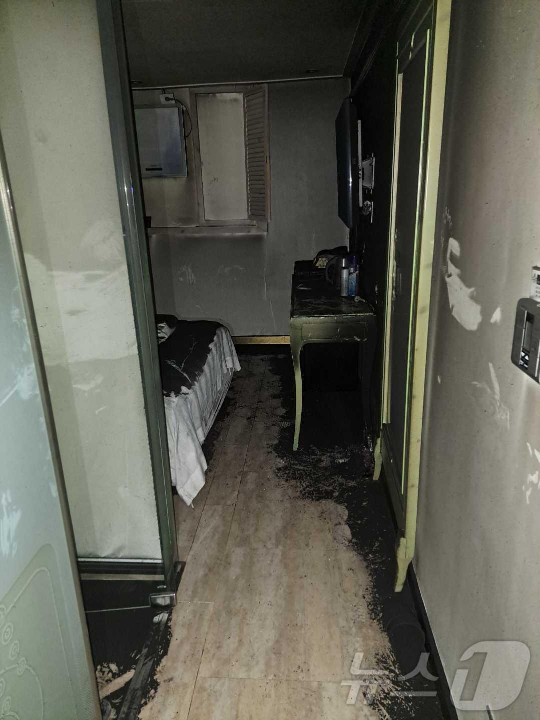 본문 이미지 - 강원 원주 단계동 모텔 화재 현장.(강원도소방본부 제공)