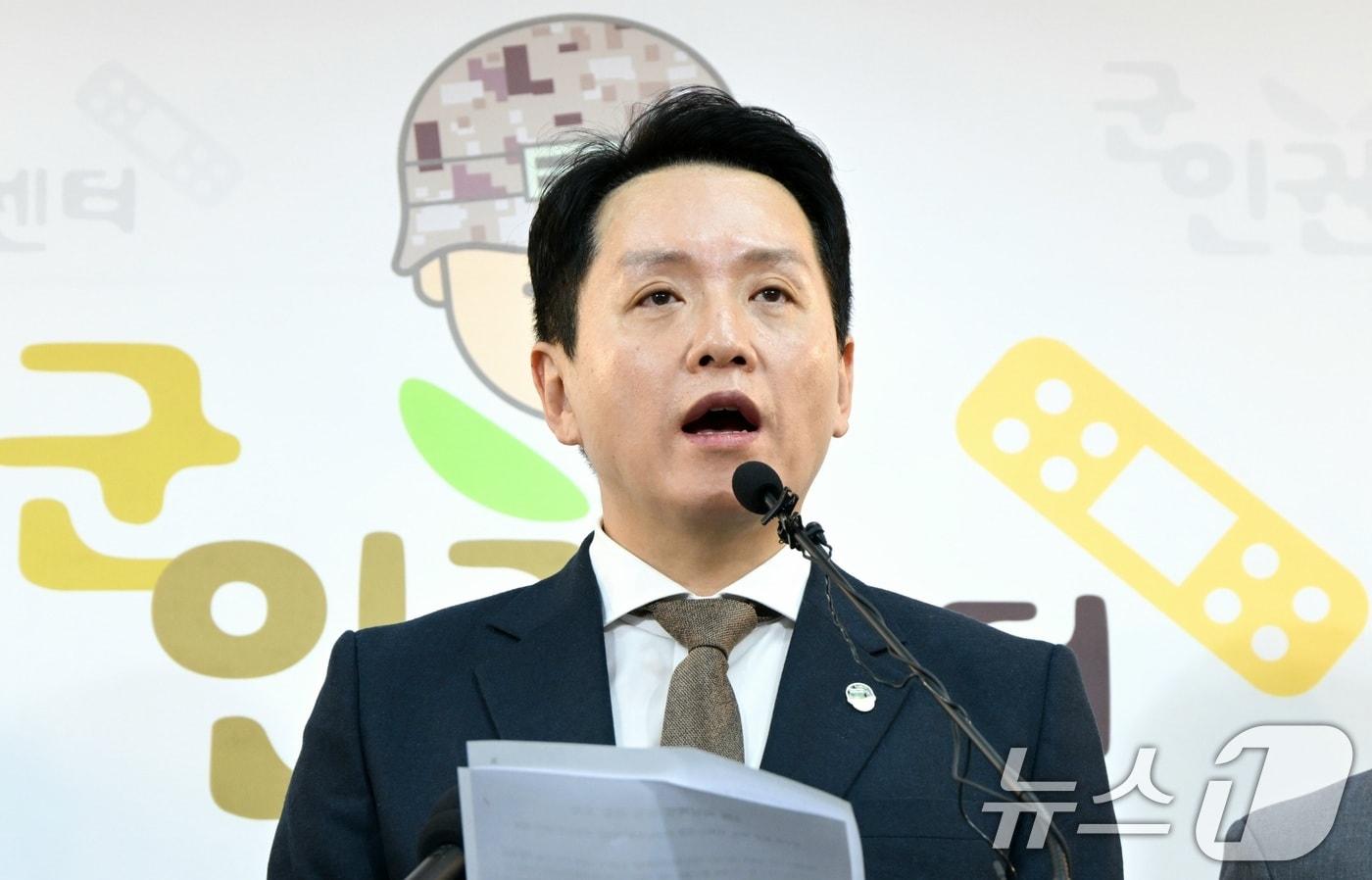 임태훈 군인권센터 소장이 6일 오전 서울 마포구 군인권센터에서 기자회견을 열고 계엄 관련 중요 제보를 공개하고 있다. 이날 군인권센터는 육군에서 들어온 제보에 따르면 2차 비상계엄 정황이 포착되었다고 밝혔다. (공동취재) 2024.12.6/뉴스1 ⓒ News1 이재명 기자