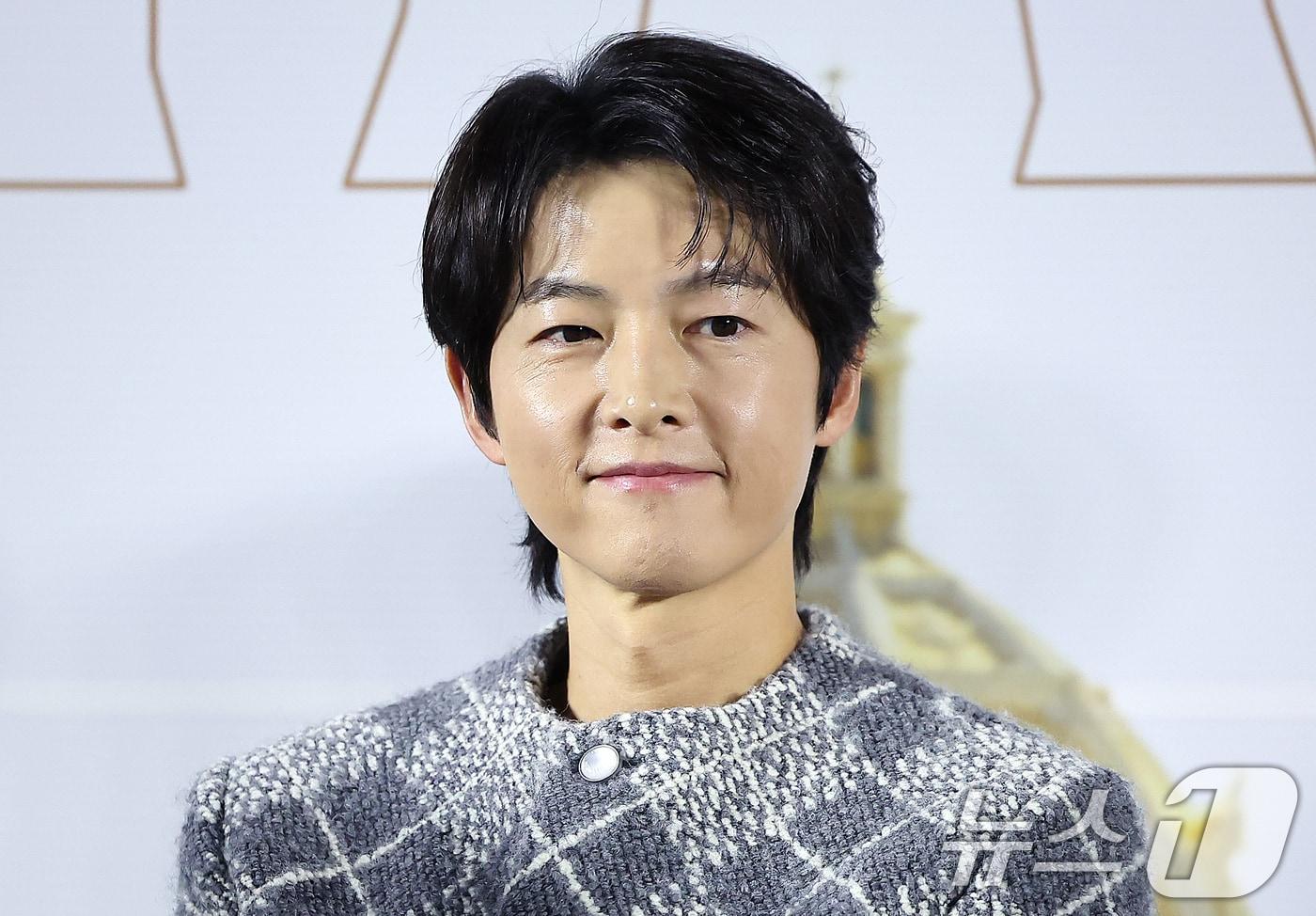 본문 이미지 - 배우 송중기가 6일 서울 강남구 메가박스 코엑스에서 열린 영화 '보고타 : 마지막 기회의 땅' 제작보고회에 참석하고 있다. '보고타 : 마지막 기회의 땅'은 IMF 직후, 새로운 희망을 품고 지구 반대편 콜롬비아 보고타로 향한 국희(송중기 분)가 보고타 한인 사회의 실세 수영(이희준 분), 박병장(권해효 분)과 얽히게 되면서 벌어지는 이야기를 그린 영화다. 2024.12.6/뉴스1 ⓒ News1 김진환 기자