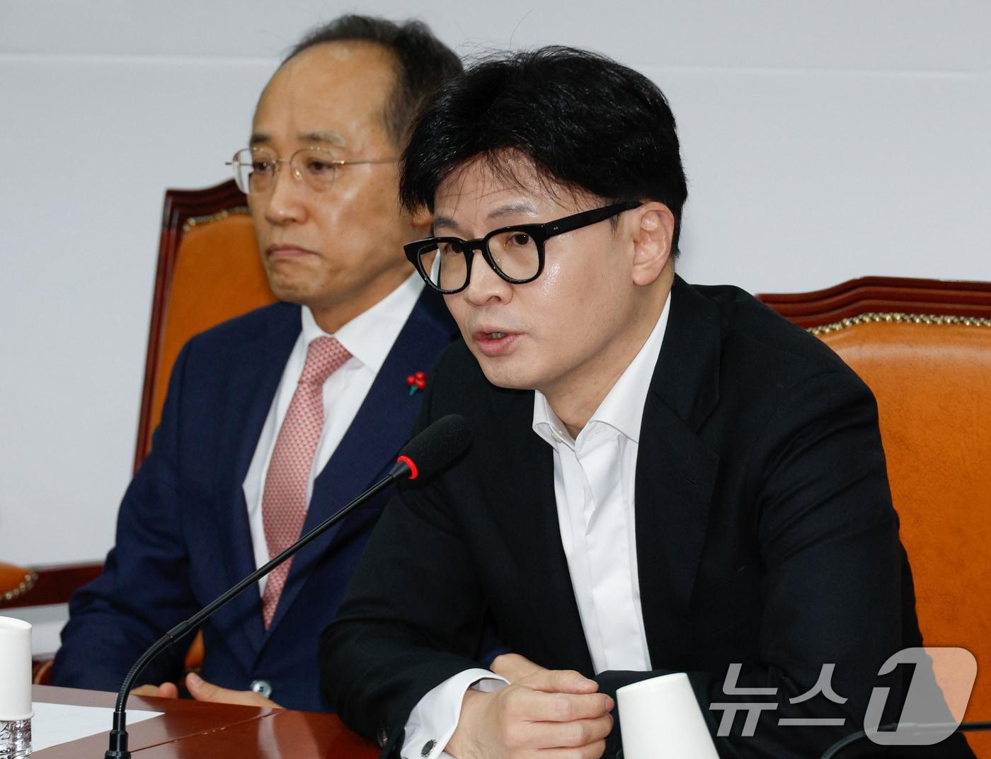 본문 이미지 - 한동훈 국민의힘 대표가 6일 오전 서울 여의도 국회에서 열린 긴급최고위원회의에서 발언하고 있다. 왼쪽은 추경호 원내대표. 2024.12.6/뉴스1 ⓒ News1 안은나 기자
