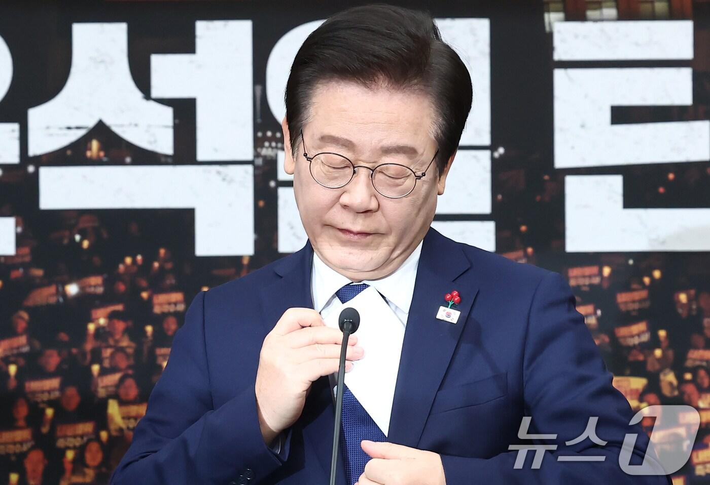 본문 이미지 - 이재명 더불어민주당 대표가 6일 서울 여의도 국회에서 윤석열 내란사태 관련 특별성명을 발표를 하기 위해 발표문을 꺼내고 있다. 2024.12.6/뉴스1 ⓒ News1 김민지 기자