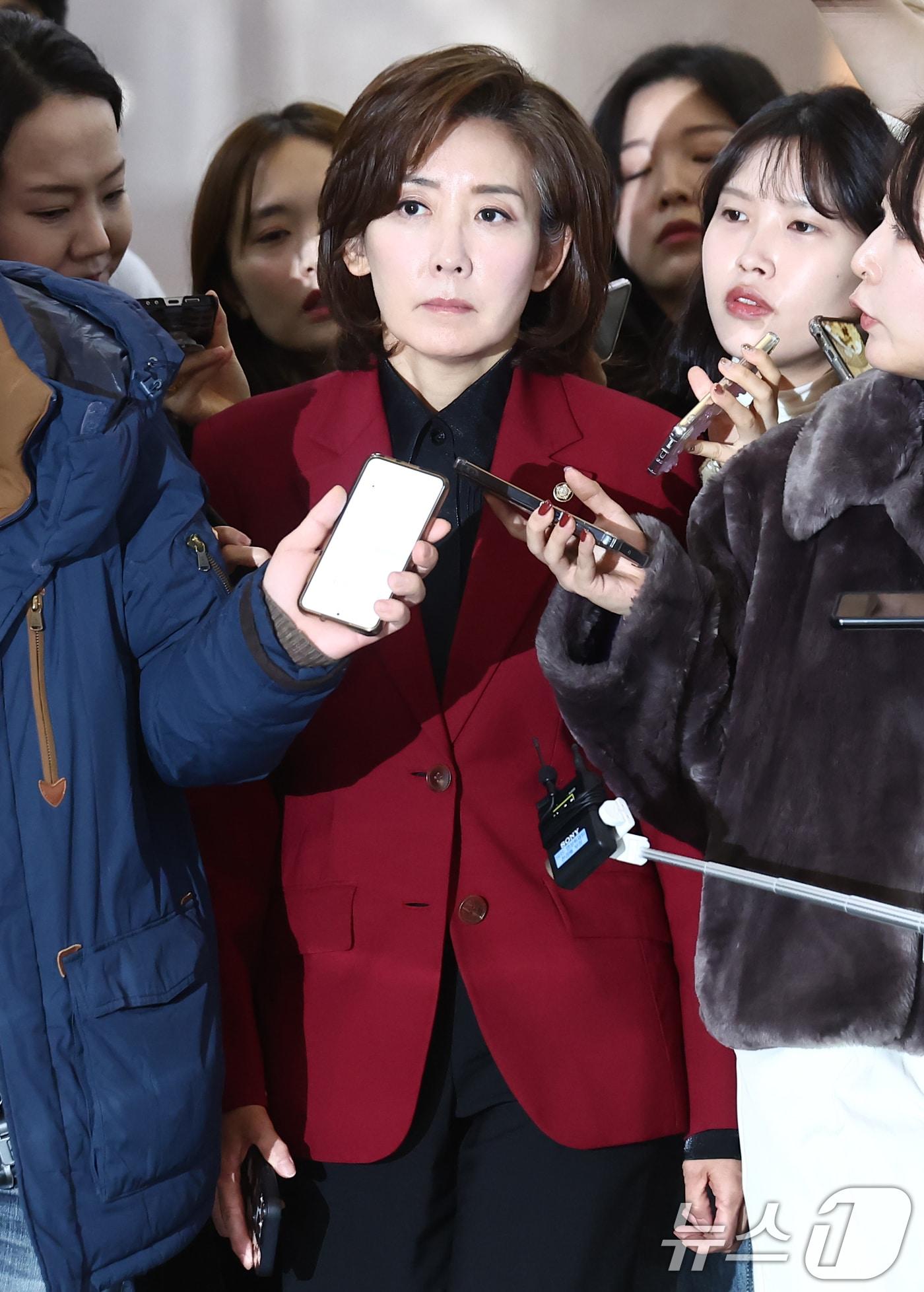 본문 이미지 - 나경원 국민의힘 의원이 6일 오전 서울 여의도 국회에서 열린 긴급 의원총회에 참석하고 있다. 2024.12.6/뉴스1 ⓒ News1 김민지 기자