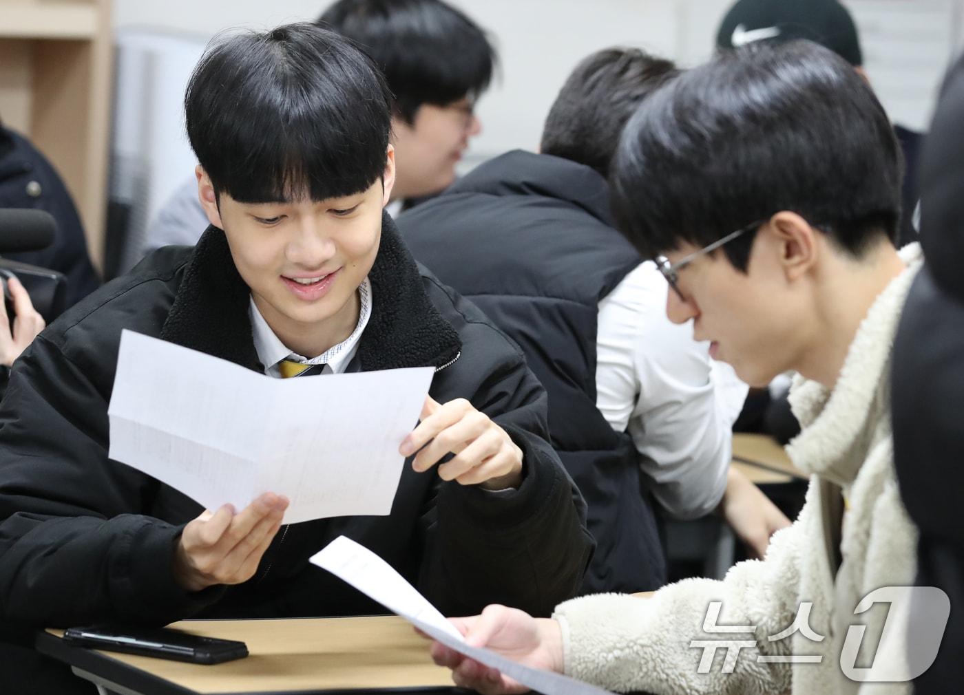 본문 이미지 - 2025학년도 대학수학능력시험 성적표가 배부된 6일 오전 서대전고등학교 3학년 교실에서 고3 수험생들이 성적을 확인하고 있다. 2024.12.6/뉴스1 ⓒ News1 김기태 기자