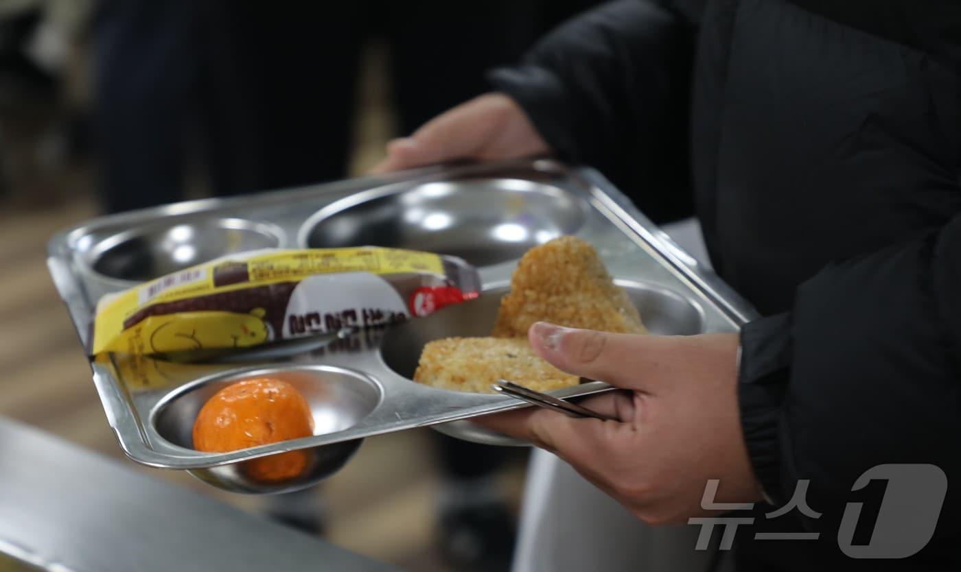 지난해 12월 6일 학교 비정규직 총파업 당시 제주의 한 중학교 급식실에서 학생들이 삼각김밥 등 대체급식을 받고 있다. 2024.12.6/뉴스1 ⓒ News1 강승남 기자