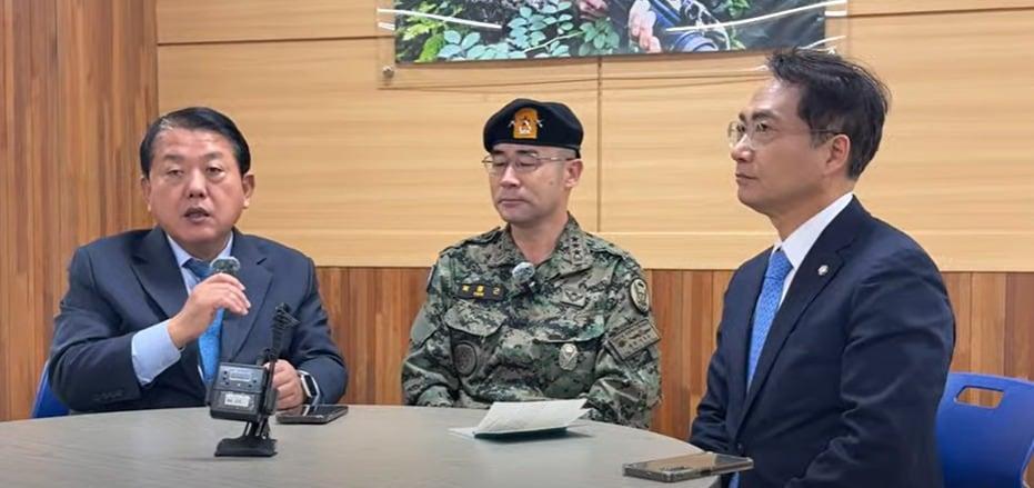 본문 이미지 - 곽종근 육군 특수전사령관(육사 47기·가운데)이 6일 김병주 더불어민주당 의원(왼쪽)의 유튜브에 출연해 지난 3일 비상계엄 선포 이후 상황에 대해 증언했다. 오른쪽은 박선원 민주당 의원.(주블리 김병주 갈무리). 
