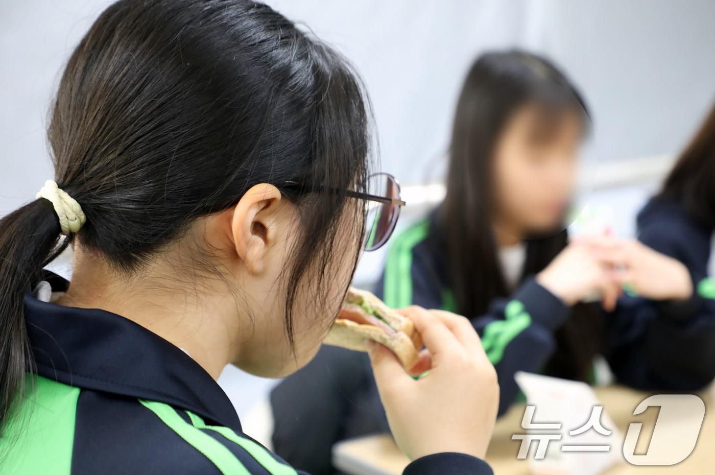 한 중학교에서 학생들이 급식 대신 빵과 도시락으로 점심을 먹고 있다. 2024.12.6/뉴스1 ⓒ News1 이수민 기자