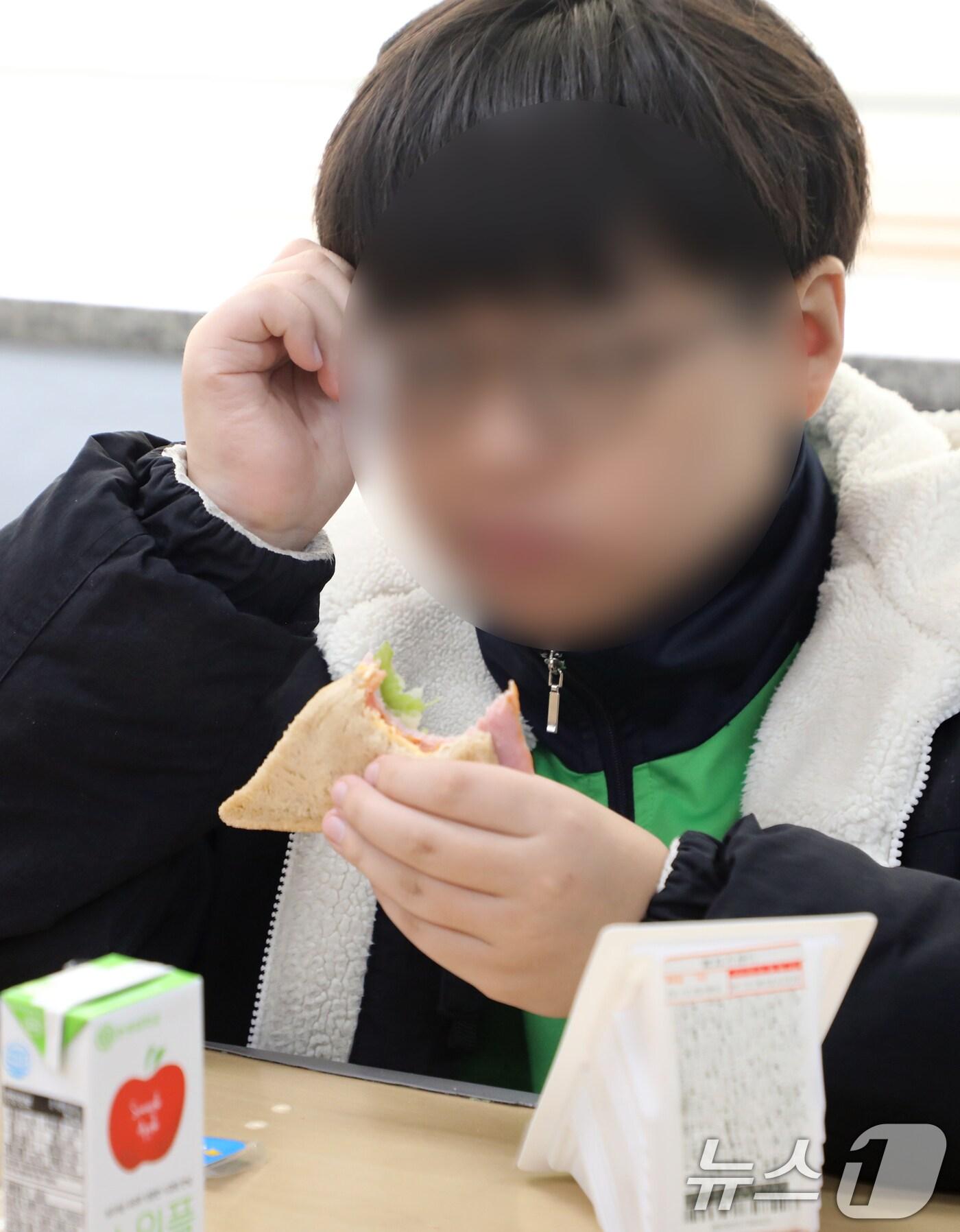 본문 이미지 - 학교 급식실과 돌봄 업무에 종사하는 비정규직 노동자들이 전국 총파업에 돌입한 6일 광주 서구의 한 중학교에서 학생들이 급식 대신 빵과 도시락으로 점심을 먹고 있다. 2024.12.6/뉴스1 ⓒ News1 이수민 기자