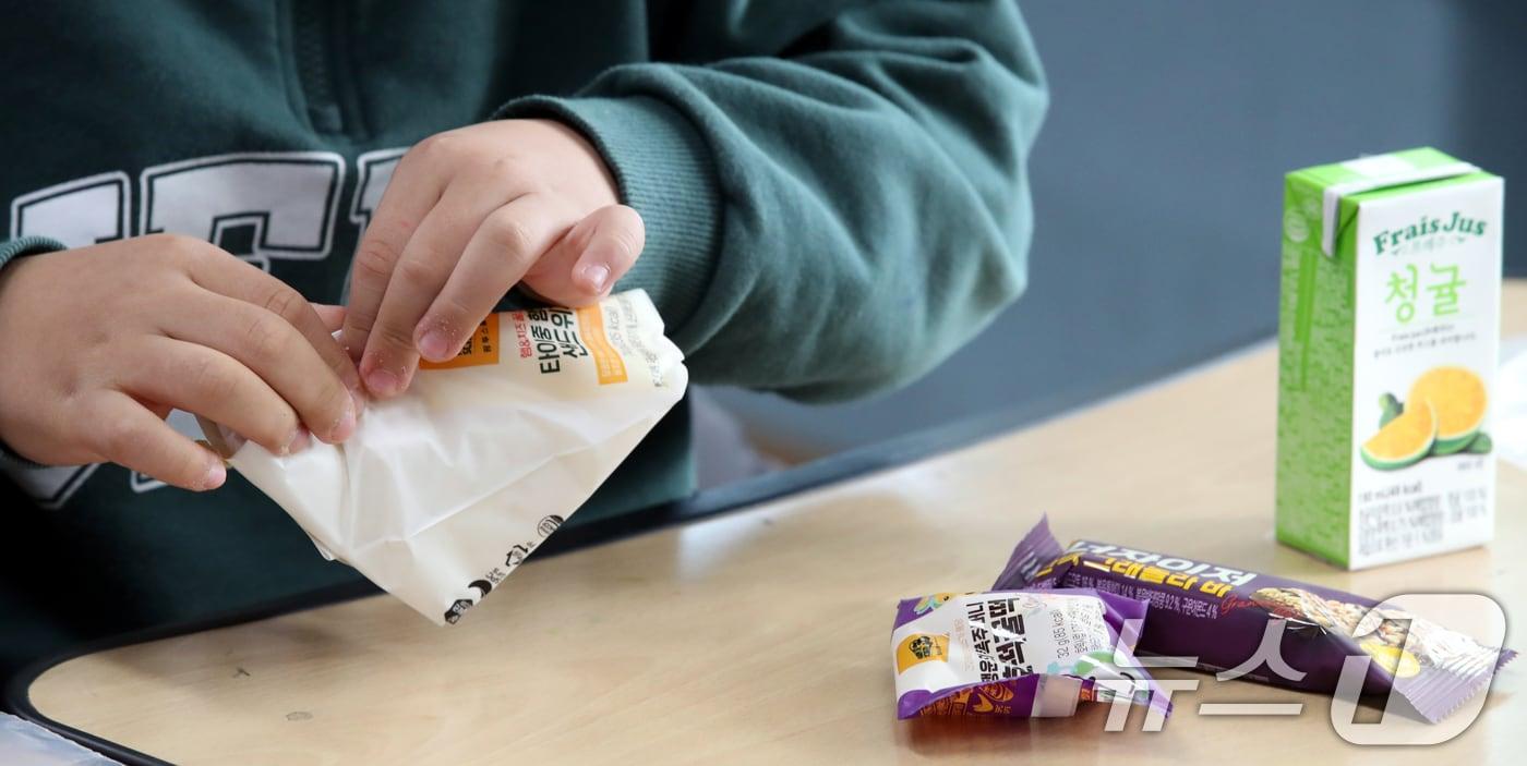 대전의 한 초등학교 교실에서 학생들이 대체 급식을 먹고 있다. 2024.12.6/뉴스1 ⓒ News1 김기태 기자