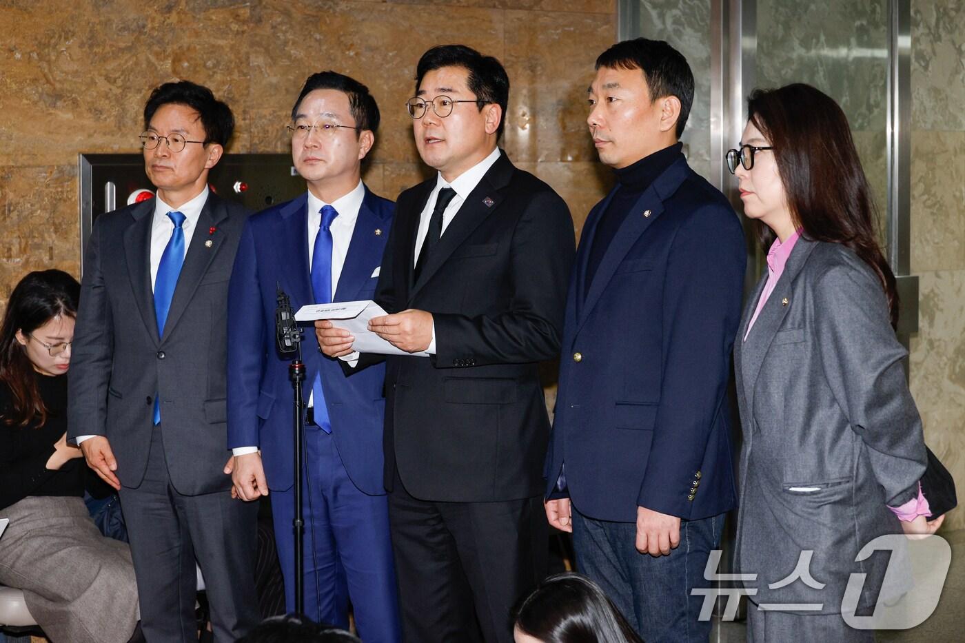 박찬대 더불어민주당 원내대표가 6일 오후 서울 여의도 국회에서 긴급 의원총회를 마친 후 &#34;여야 대표 모두가 &#40;윤석열 대통령의&#41; 직무 정지 필요성에 대한 깊은 공감대를 이뤄냈다＂고 말하고 있다. 2024.12.6/뉴스1 ⓒ News1 안은나 기자