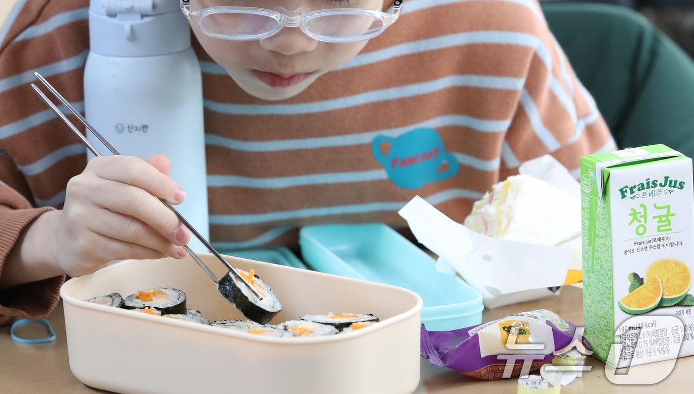 학교 비정규직 노동자들이 총파업에 나선  지난 2024년  12월 6일 대전의 한 초등학교 교실에서 학생들이 도시락을 먹고 있는 모습. &#40;뉴스1 DB&#41;2024.12.6/뉴스1 ⓒ News1 김기태 기자